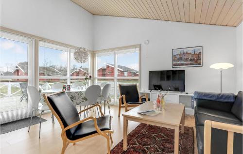 Televisyen dan/atau pusat hiburan di Amazing Home In Gudhjem With Wifi