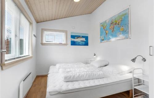 Postel nebo postele na pokoji v ubytování Cozy Home In Gudhjem With Kitchen