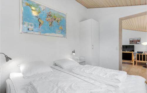 Katil atau katil-katil dalam bilik di Amazing Home In Gudhjem With Wifi