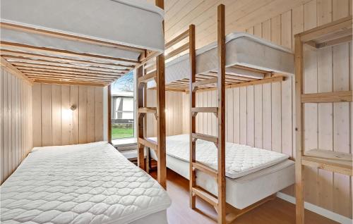 Cette chambre dispose de lits superposés avec 2 lits superposés. dans l'établissement Nice Home In Hanstholm With Kitchen, à Hanstholm