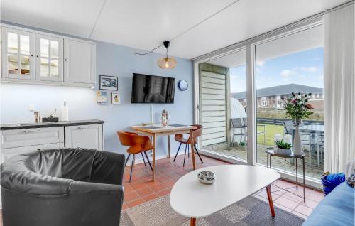 Μια τηλεόραση ή/και κέντρο ψυχαγωγίας στο 1 Bedroom Beautiful Home In Fanø