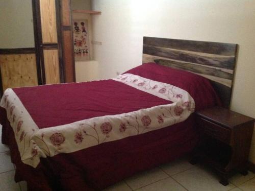 Un pat sau paturi într-o cameră la Hibiscus Cottage