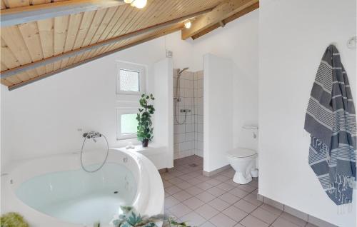 Ένα μπάνιο στο Stunning Home In Rømø With Kitchen