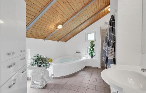 een badkamer met een bad, een toilet en een wastafel bij Stunning Home In Rm With Kitchen in Bolilmark