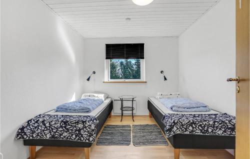 Ένα ή περισσότερα κρεβάτια σε δωμάτιο στο Stunning Home In Sæby With Kitchen