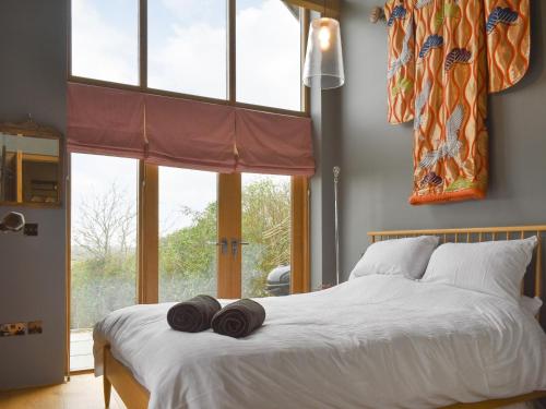 um quarto com uma cama com duas toalhas em The Hen House em Bodiam