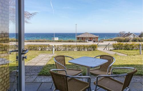 阿灵厄Stunning Apartment In Allinge的一张桌子和椅子,享有海景