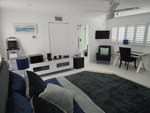 uma sala de estar com uma cama e uma sala de jantar em JBMANORS em Fort Lauderdale