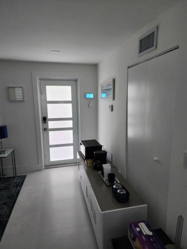 una habitación con una puerta y un mostrador en JBMANORS, en Fort Lauderdale