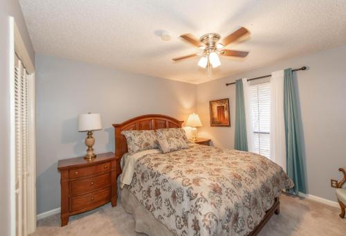 - une chambre avec un lit et un ventilateur de plafond dans l'établissement A Pleasant Home for Your Living Pleasure, à Little Rock