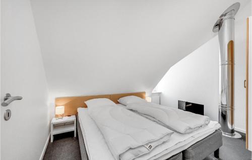 a white bed in a white room with a bed sidx sidx sidx at Cozy Home In Lemvig With Wifi in Lemvig