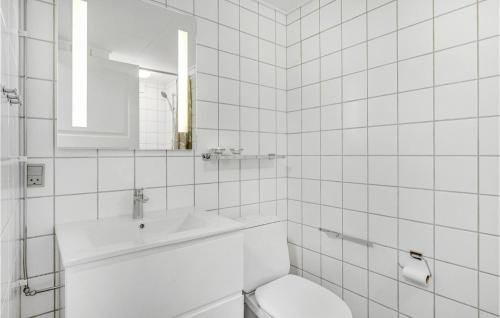 Baño blanco con aseo y lavamanos en Cozy Home In Lemvig With Wifi en Lemvig