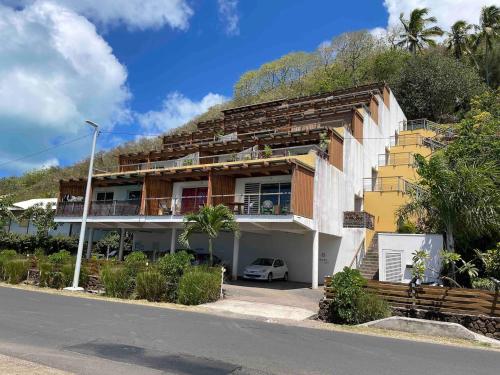 un bâtiment situé sur le côté d'une rue dans l'établissement L'Horizon, à Bora Bora