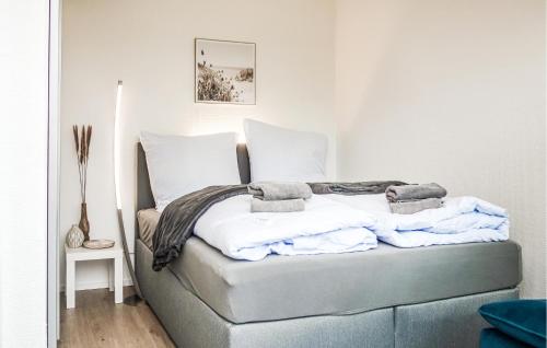 - une chambre avec un lit et des serviettes dans l'établissement 1 Bedroom Beautiful Home In Otterndorf, à Otterndorf