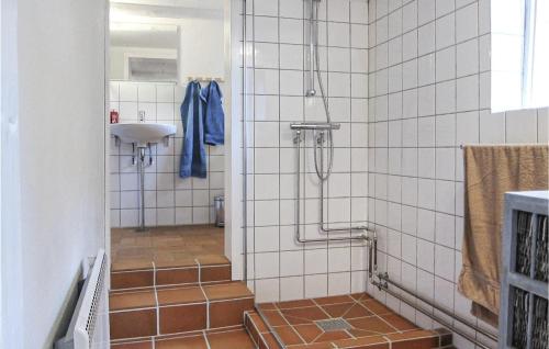 Kupatilo u objektu 2 Bedroom Beautiful Home In Gudhjem