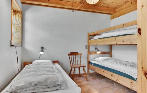 - une chambre avec 2 lits superposés et une chaise dans l'établissement Fuglsang, à Tranekær