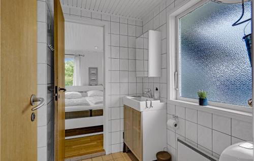 baño con lavabo, ventana y cama en Awesome Home In Ebberup With Wifi, en Ebberup