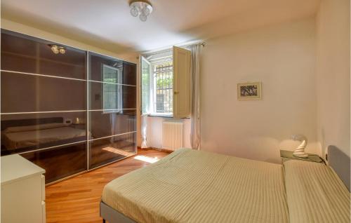 - une petite chambre avec un lit et une douche dans l'établissement Stunning Apartment In Bogliasco With Kitchen, à Bogliasco