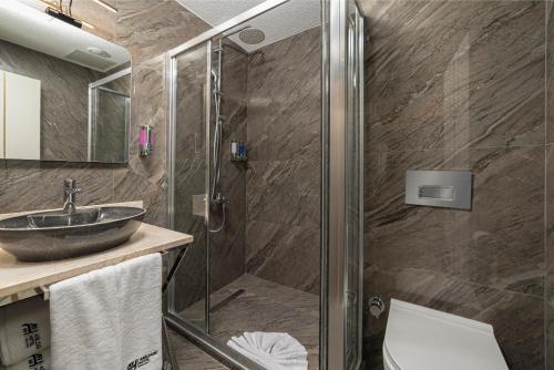ein Bad mit einer Dusche, einem Waschbecken und einem WC in der Unterkunft Asilzade Hotel Sirkeci in Istanbul