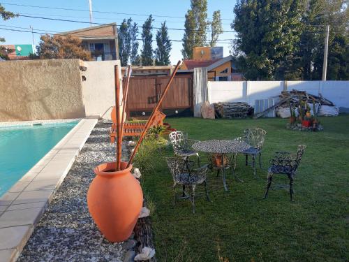 an orange vase with chairs and a table in a yard at Doña Vanina in Villa Larca