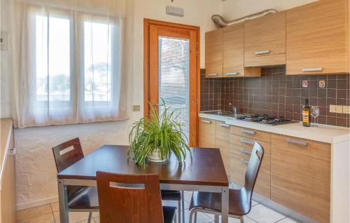 - une cuisine avec une table et des chaises en bois dans l'établissement Sole 4, à Cavallino-Treporti