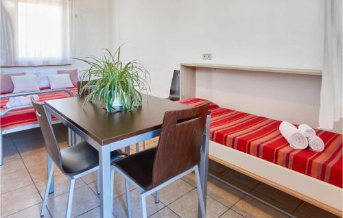 - une chambre avec un lit et une table avec une plante dans l'établissement Sole 4, à Cavallino-Treporti