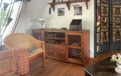 TV a/nebo společenská místnost v ubytování 2 Bedroom Stunning Home In Chaam