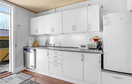 Η κουζίνα ή μικρή κουζίνα στο Stunning Home In Østermarie With Wifi