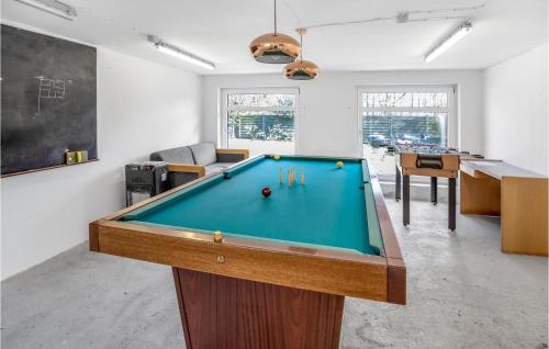 Τραπέζι μπιλιάρδου στο Stunning Home In Østermarie With Wifi
