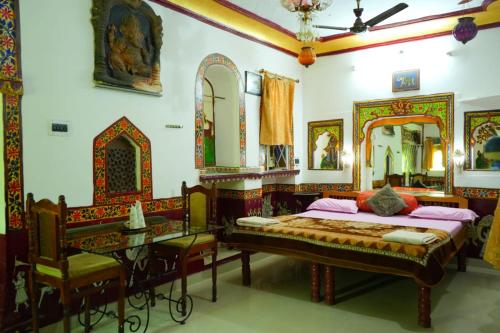 a bedroom with a bed and a mirror at Kasera Paradise in Būndi