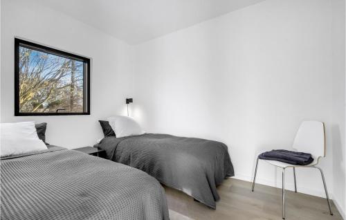 um quarto branco com 2 camas e uma janela em Stunning Home In Gilleleje With Wifi em Gilleleje