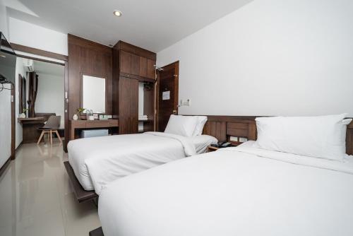 Habitación de hotel con 2 camas y cocina en Circle Inn Ao Nam Mao en Ao Nam Mao