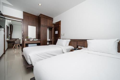 a hotel room with two beds and a kitchen at Circle Inn Ao Nam Mao in Ao Nam Mao