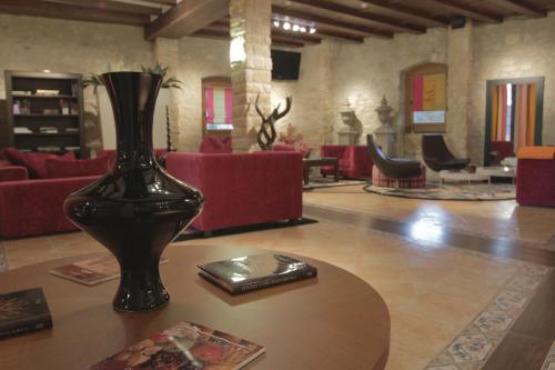 a living room filled with furniture and a fire place at Hotel Palacio Dos Olivos in Galdeano