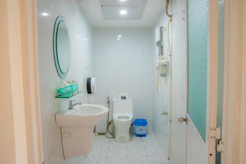 a small bathroom with a toilet and a sink at Thiên Tân Hotel in Con Dao