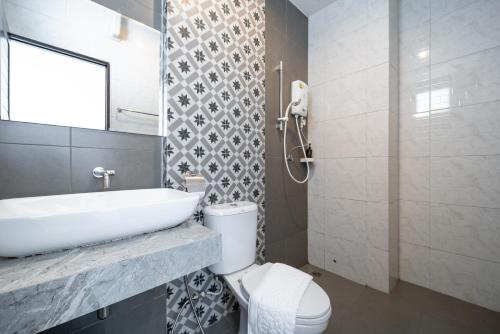 W łazience znajduje się umywalka, toaleta i prysznic. w obiekcie Circle Inn Ao Nam Mao w mieście Ao Nam Mao