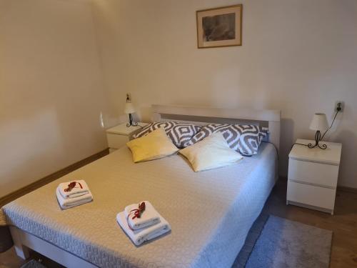 瑪圖爾伊的住宿－Panorama，一间卧室配有一张床,上面有两条毛巾
