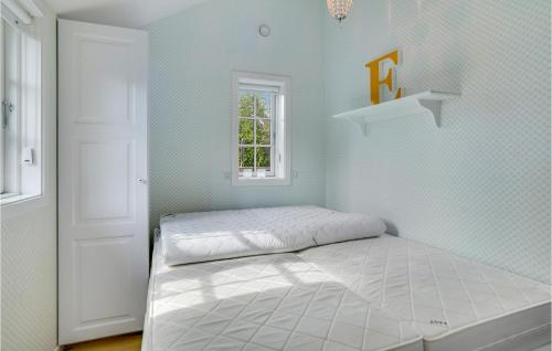 - une chambre avec un lit dans une pièce dotée d'une fenêtre dans l'établissement Cozy Home In Hornbk With Kitchen, à Hornbæk