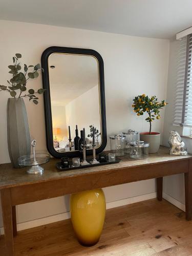 a mirror on a wooden table with a yellow ball at Rosehill Cottage 1699 - Stilvolles Hideaway, Berge & See in Eisemroth