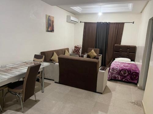 - un salon avec des chaises et une table ainsi qu'une salle à manger dans l'établissement Appartement 11 2èm étage. (POUR FAMILLE), à Marrakech