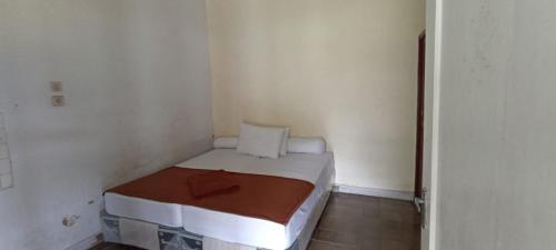 CampakaにあるSurga Dirga Resortのベッド付きの小さな白い部屋