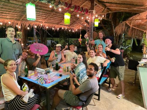 een groep mensen zit rond een tafel bij Freedom home in Ko Chang