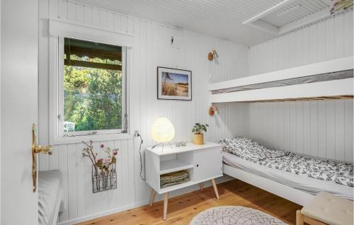 ein Schlafzimmer mit einem Etagenbett und einem Schreibtisch in der Unterkunft 2 Bedroom Lovely Home In Hemmet in Hemmet