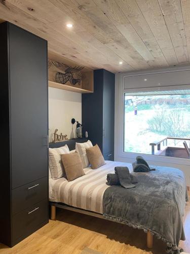 a bedroom with a large bed with a large window at Apartaran 407 con terraza in Betrén