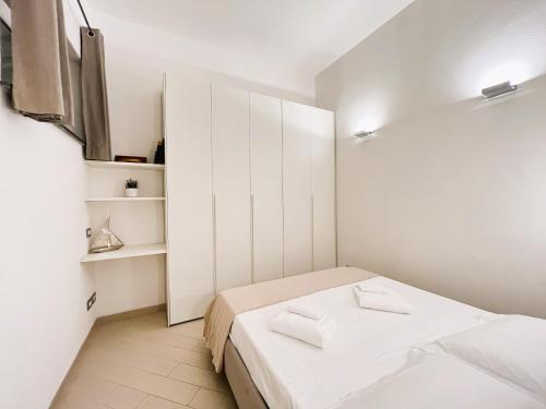 レヴァントにあるAppartamento Kikoの白い壁の小さなベッドルーム(ベッド1台付)