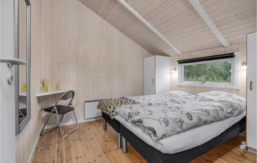 een slaapkamer met een bed, een bureau en een raam bij 4 Bedroom Lovely Home In Vggerlse in Bøtø By