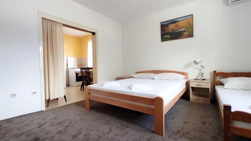 een slaapkamer met 2 bedden in een kamer bij Apartment in nature in Bijela