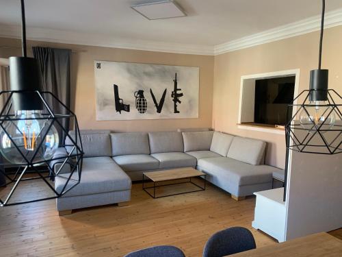 a living room with a couch and a table at Marktplatz Memmingen in Memmingen