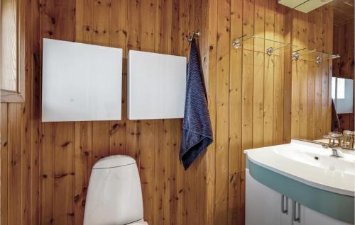 Koupelna v ubytování 4 Bedroom Amazing Home In Knebel
