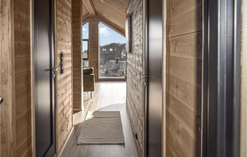 um corredor de uma casa com uma porta e uma janela em Beautiful Home In Rauland With Wifi And 4 Bedrooms em Rauland